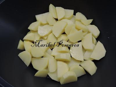 Merluza con patatas y salsa de tomate.