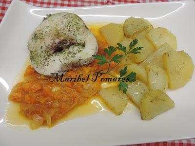 Merluza con patatas y salsa de tomate.