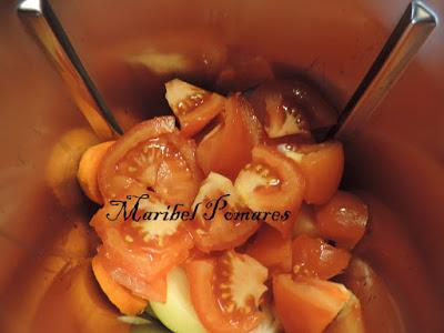 Merluza con patatas y salsa de tomate.