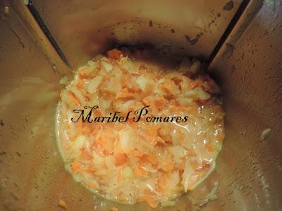 Merluza con patatas y salsa de tomate.