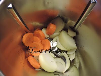 Merluza con patatas y salsa de tomate.