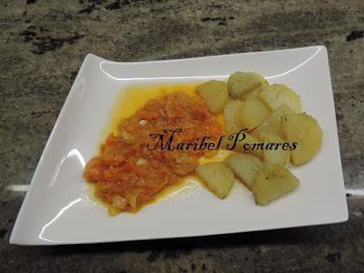 Merluza con patatas y salsa de tomate.