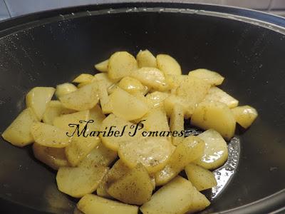 Merluza con patatas y salsa de tomate.