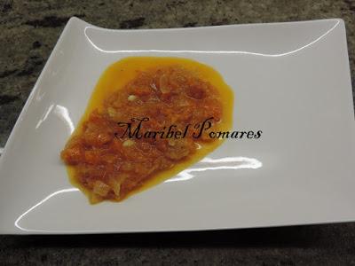 Merluza con patatas y salsa de tomate.