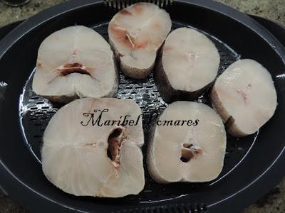 Merluza con patatas y salsa de tomate.