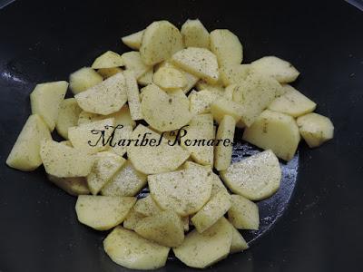 Merluza con patatas y salsa de tomate.