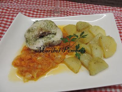 Merluza con patatas y salsa de tomate.