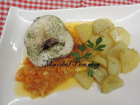 Merluza con patatas y salsa de tomate.