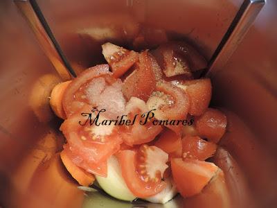 Merluza con patatas y salsa de tomate.