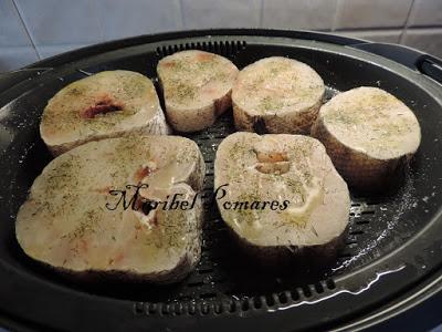 Merluza con patatas y salsa de tomate.