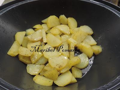 Merluza con patatas y salsa de tomate.