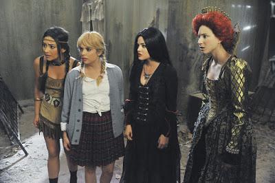 Shay Mitchel (Emily), Ashley Benson (Hanna), Lucy Hale (Aria) y Troian Bellisario (Spencer)