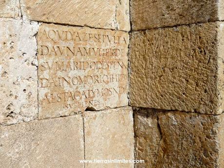 La placa que alude a la 