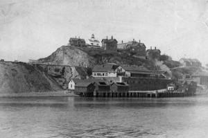 Alcatraz-en-1895-cuando-era-una-prision-militar-Wikimedia-commons