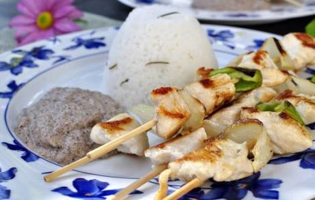 brochetas-de-pollo-con-salsa-de-champiñones-