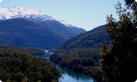 El parque nacional Los Alerces ostenta y resguarda simultáneamente encantadores bosques de alerces milenarios.