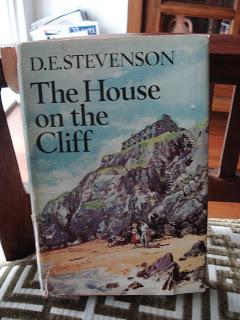 'The House on the Cliff', de D. E. Stevenson