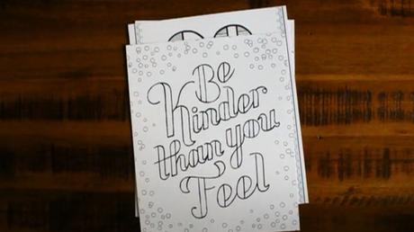 Un libro de colorear para adultos lleno de frases motivadoras