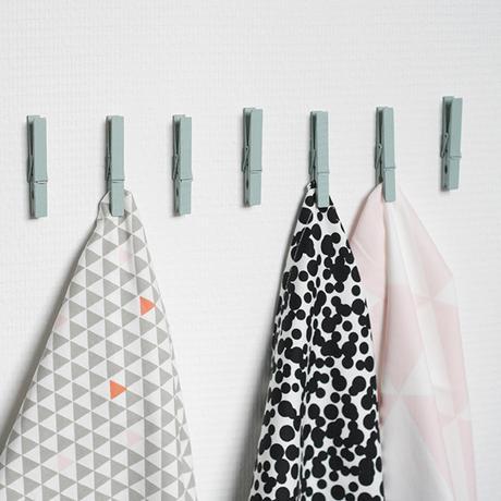 VAMOS A EMPEZAR LA SEMANA CON UN DIY: COLGADORES DE COCINA CON PINZAS DE LA ROPA