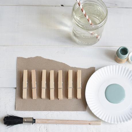 VAMOS A EMPEZAR LA SEMANA CON UN DIY: COLGADORES DE COCINA CON PINZAS DE LA ROPA VAMOS A EMPEZAR LA SEMANA CON UN DIY: COLGADORES DE COCINA CON PINZAS DE LA ROPA