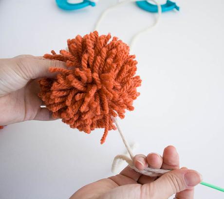 paso 3 bufanda pompones