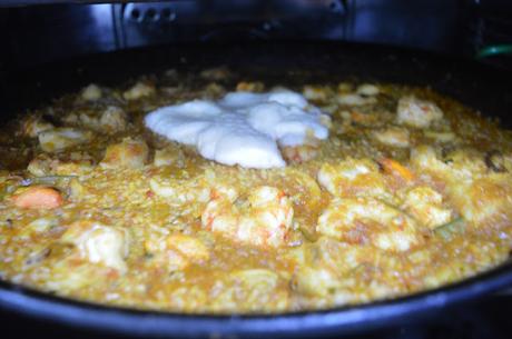 Arroz ciego de rape y marisco con alioli gratinado (paso a paso)