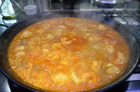 Arroz ciego de rape y marisco con alioli gratinado (paso a paso)