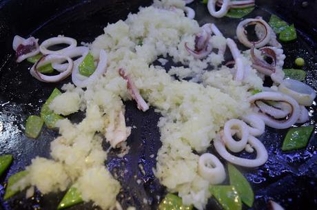 Arroz ciego de rape y marisco con alioli gratinado (paso a paso)