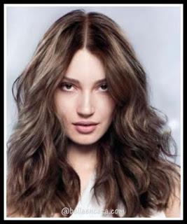 Tener el cabello natural castaño , sin tinte