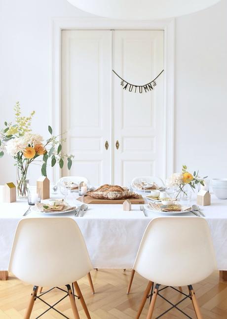 Mesa de otoño decorada en tonos mostaza
