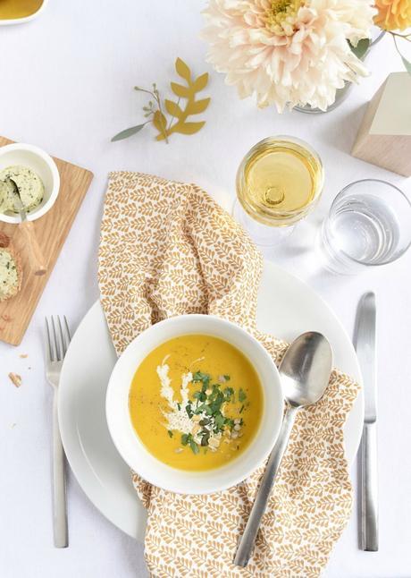 Mesa de otoño decorada en tonos mostaza