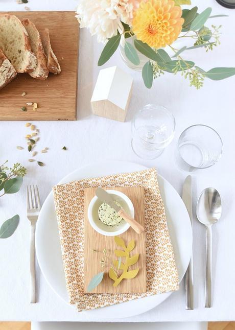 Mesa de otoño decorada en tonos mostaza