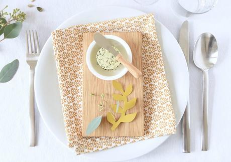 Mesa de otoño decorada en tonos mostaza