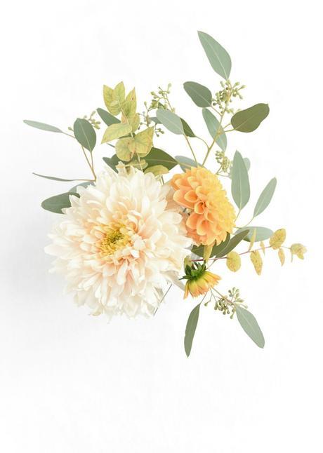 Mesa de otoño decorada en tonos mostaza