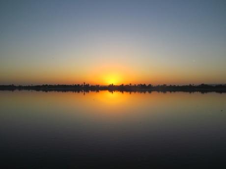 Caída del sol en el Nilo. Egipto