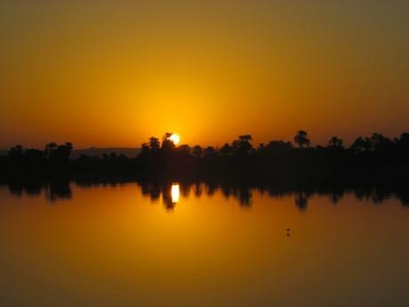 Caída del sol en el Nilo. Egipto