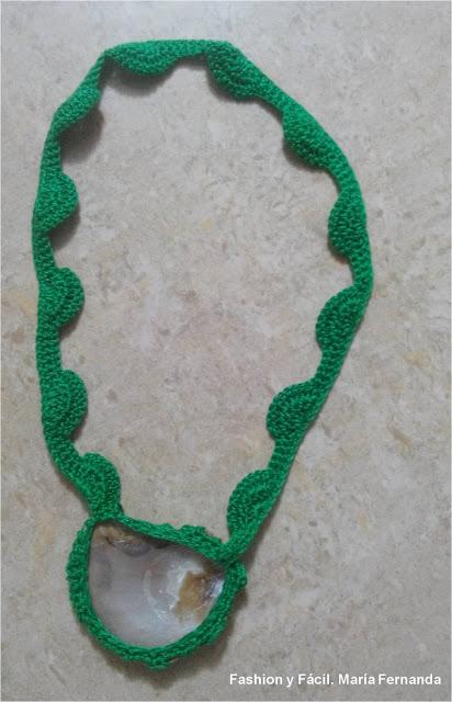 Tejer un collar con una concha de mar (A necklace with a sea shell)