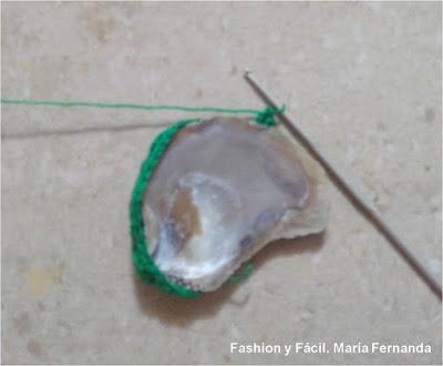 Tejer un collar con una concha de mar (A necklace with a sea shell)