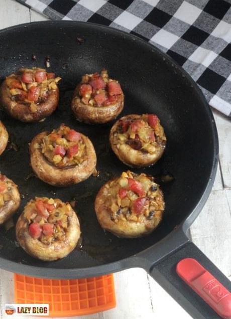 Champiñones rellenos con toque picante de bravas. Receta