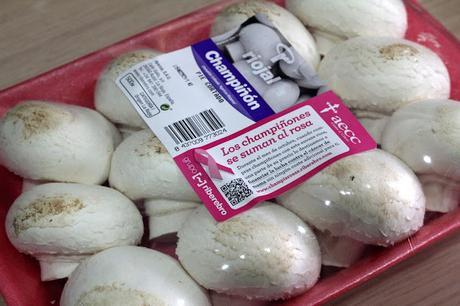 Champiñones rellenos con toque picante de bravas. Receta