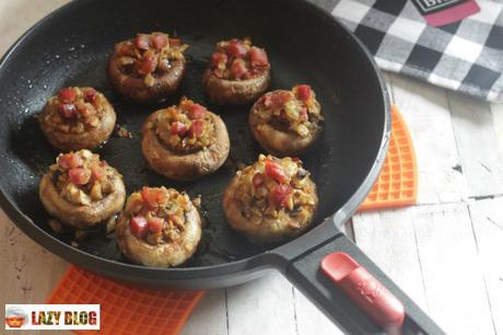 Champiñones rellenos con toque picante de bravas. Receta