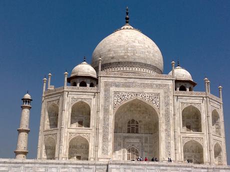 Agra. El Taj Mahal, belleza por amor para la elegida del palacio.