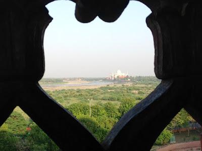 Agra. El Taj Mahal, belleza por amor para la elegida del palacio.