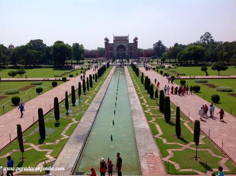 Agra. El Taj Mahal, belleza por amor para la elegida del palacio.