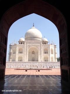 Agra. El Taj Mahal, belleza por amor para la elegida del palacio.