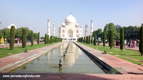 Agra. El Taj Mahal, belleza por amor para la elegida del palacio.