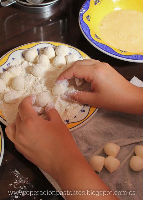 Bolitas de mozarella fritas