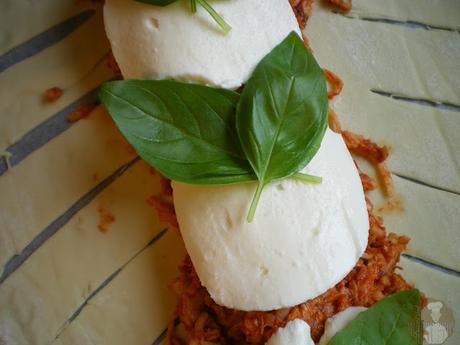 Stromboli fácil de pollo asado y mozzarella: detalle del relleno.