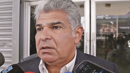  El exministro José Raúl Mulino fue trasladado a la sede de la Policía Nacional.