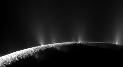 Encélado: volcanes de hielo, océanos submarinos y grietas misteriosas.